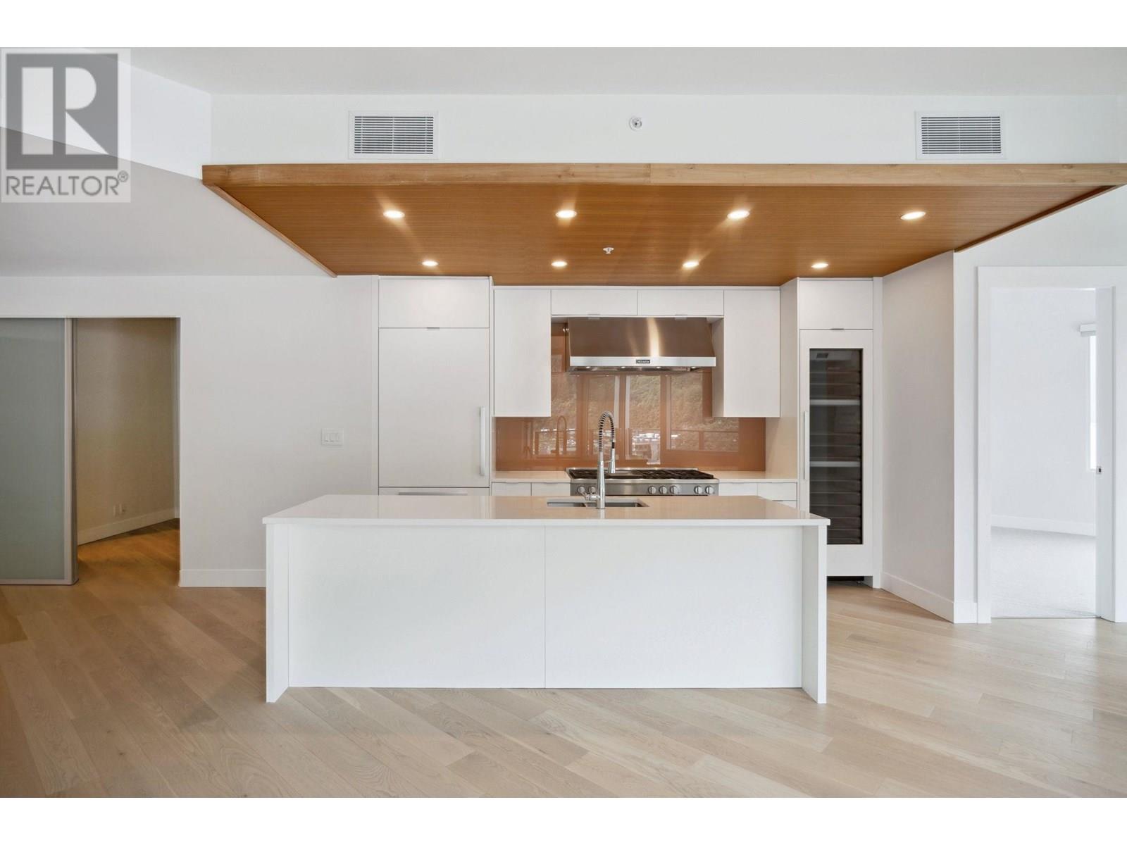Photo 8 of 802 6707 Nelson Avenue, West Vancouver BC