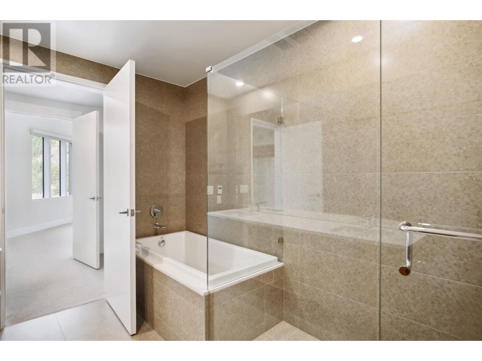 Photo 16 of 802 6707 Nelson Avenue, West Vancouver BC