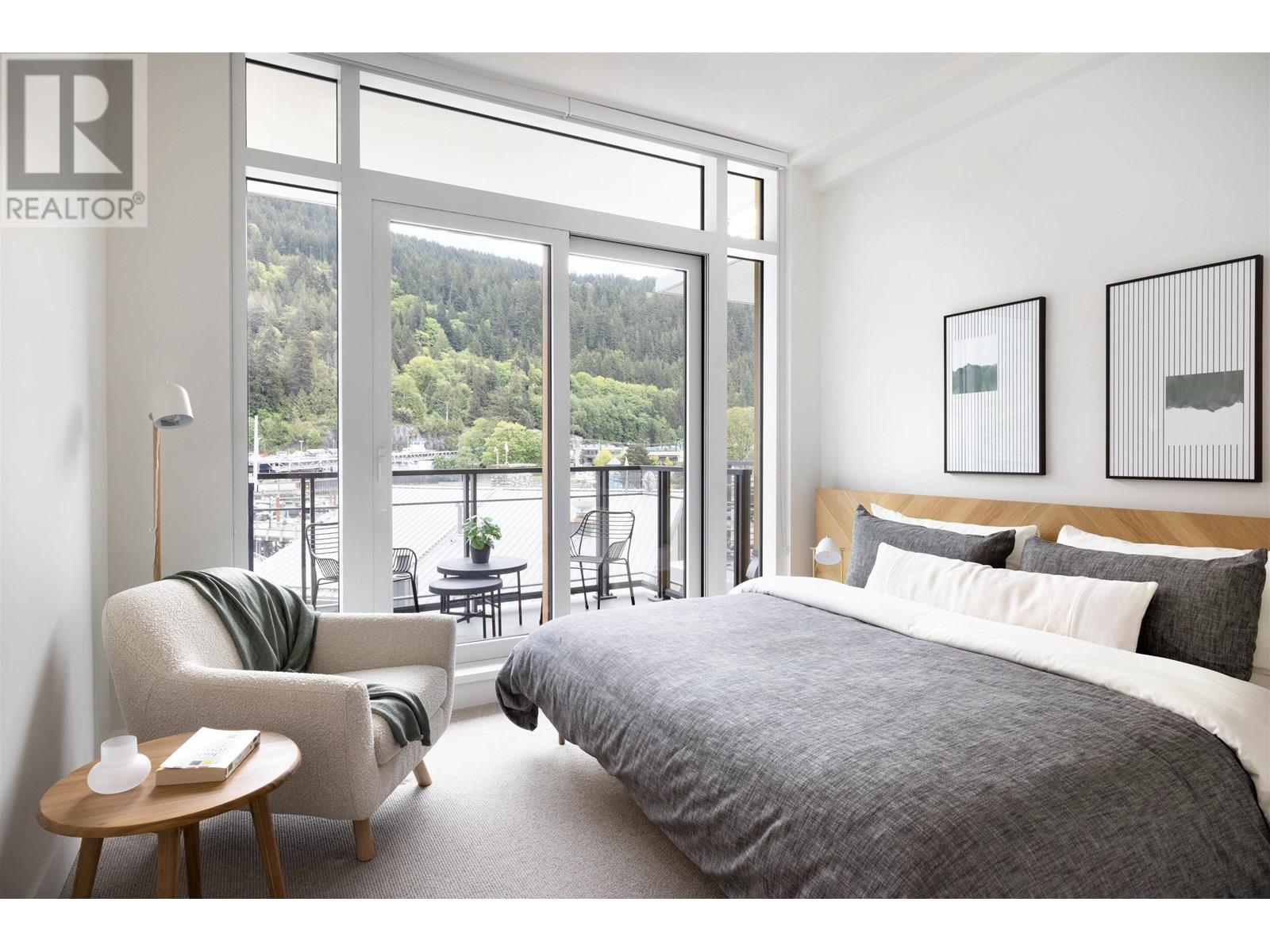 Photo 4 of 208 6707 Nelson Avenue, West Vancouver BC