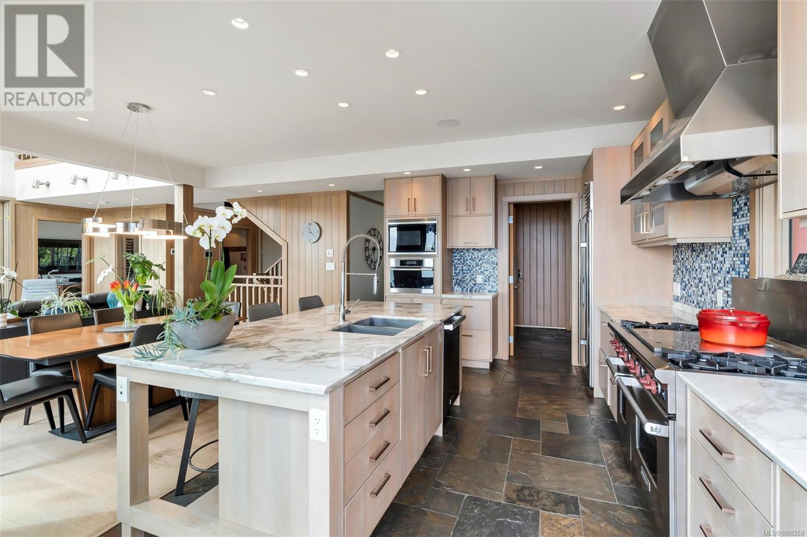 Photo 20 of 5073 Cordova Bay Rd, Saanich BC