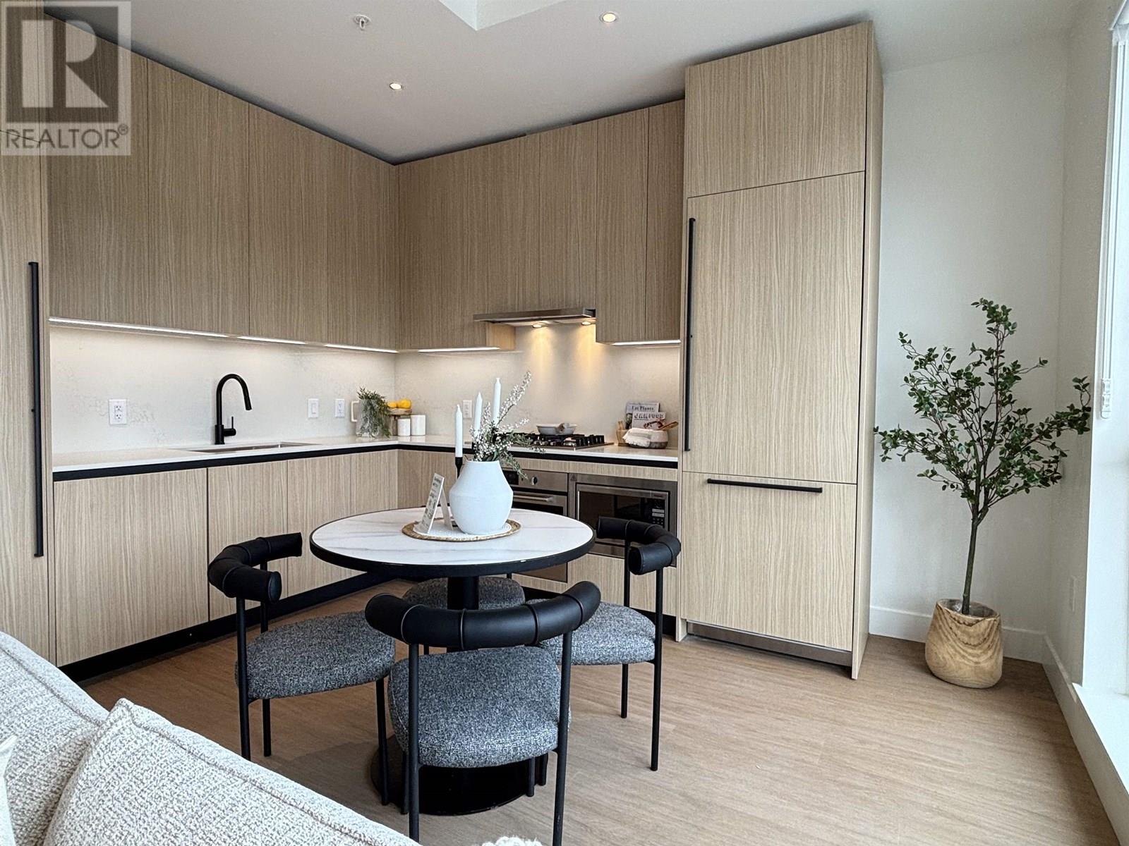 Photo 2 of 601 2235 E Broadway, Vancouver BC