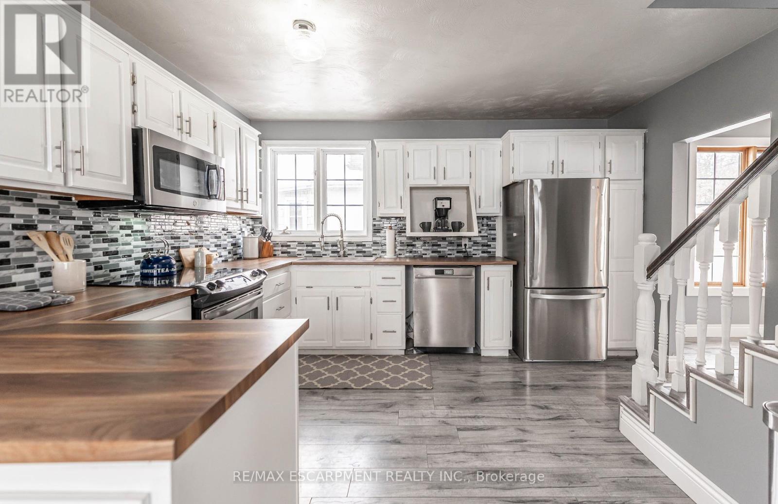 Photo 33 of 421 Nelson Street, Brantford ON