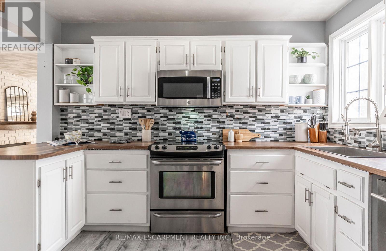 Photo 3 of 421 Nelson Street, Brantford ON