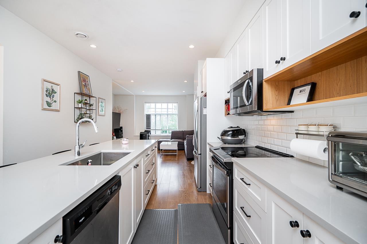 Photo 13 of 26 27735 Roundhouse Drive, Abbotsford BC