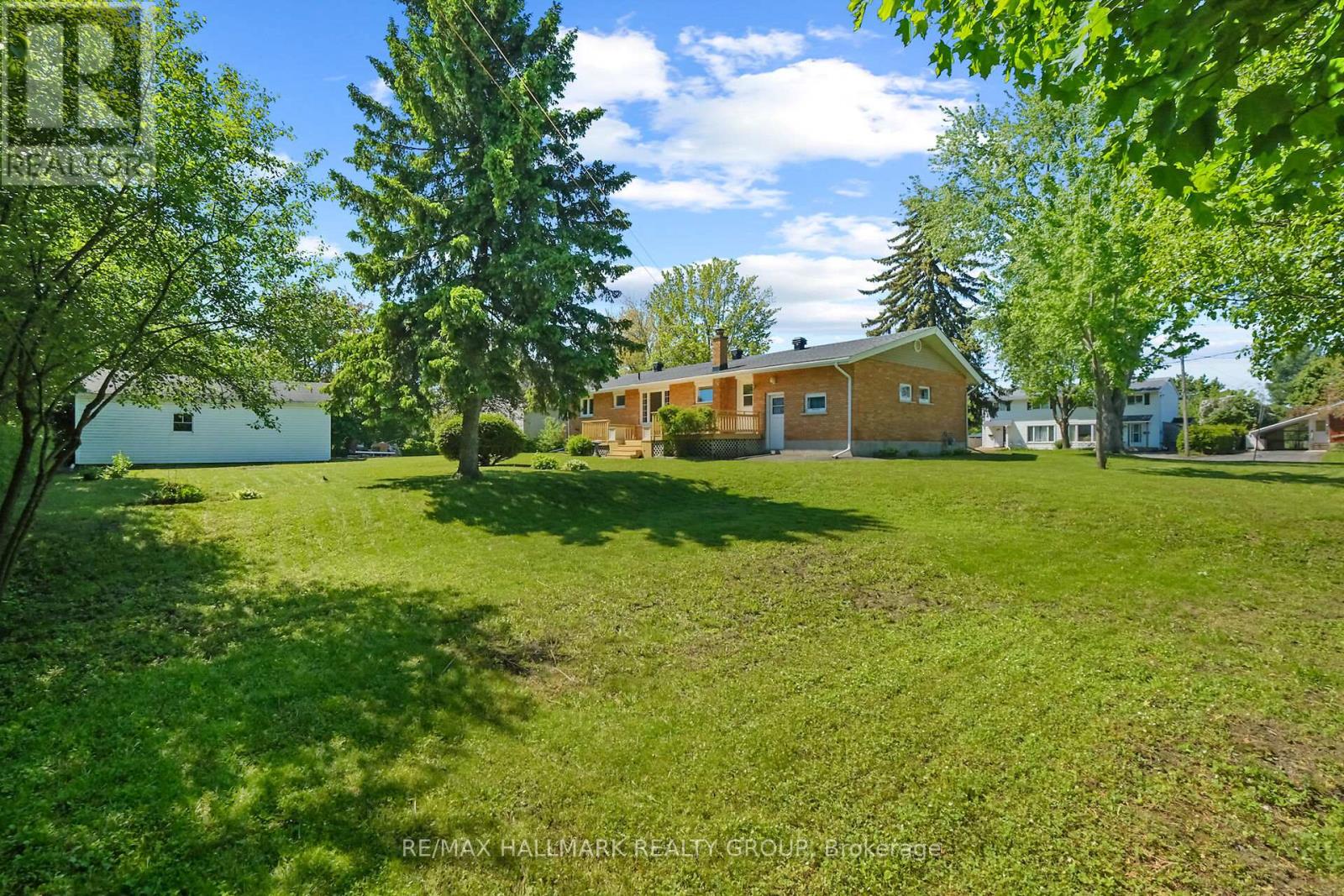 https://ddfcdn.realtor.ca/listing/TS638888811423800000/reb76/highres/4/x12303114_12.jpg