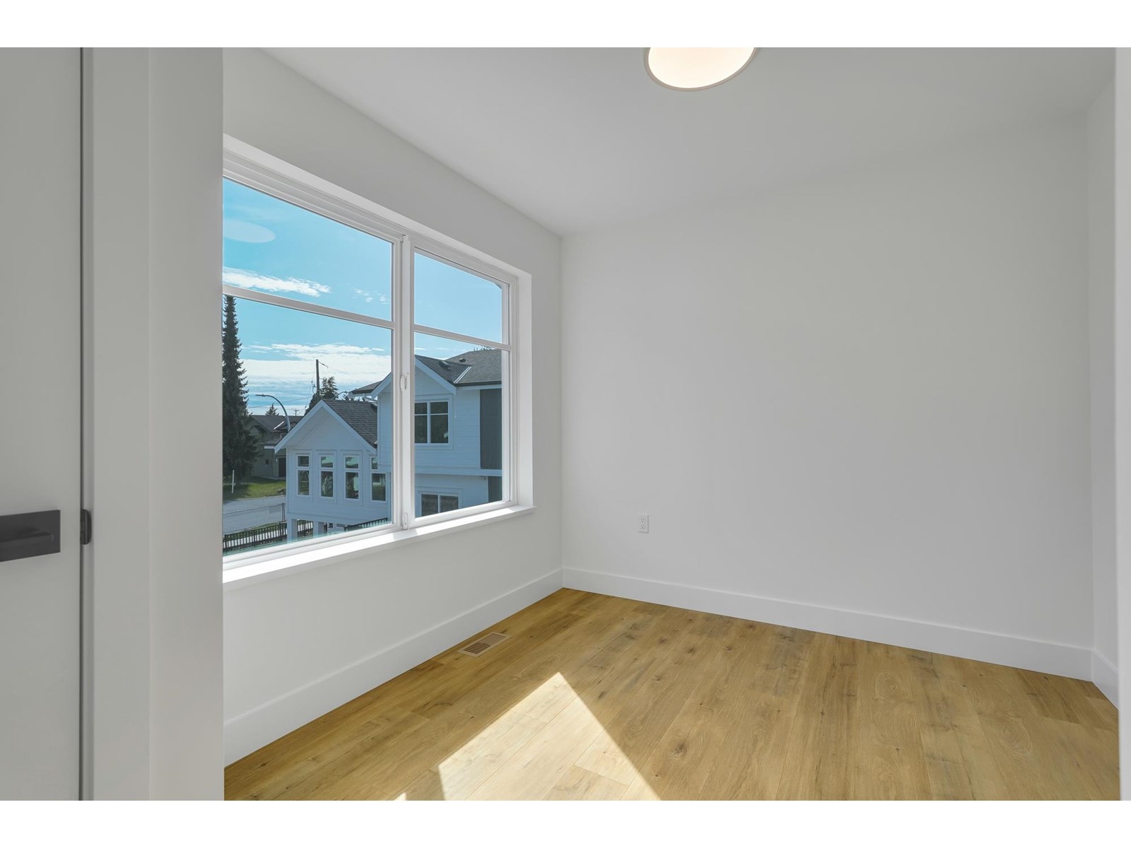 Photo 10 of 7 12770 105 Avenue, Surrey BC