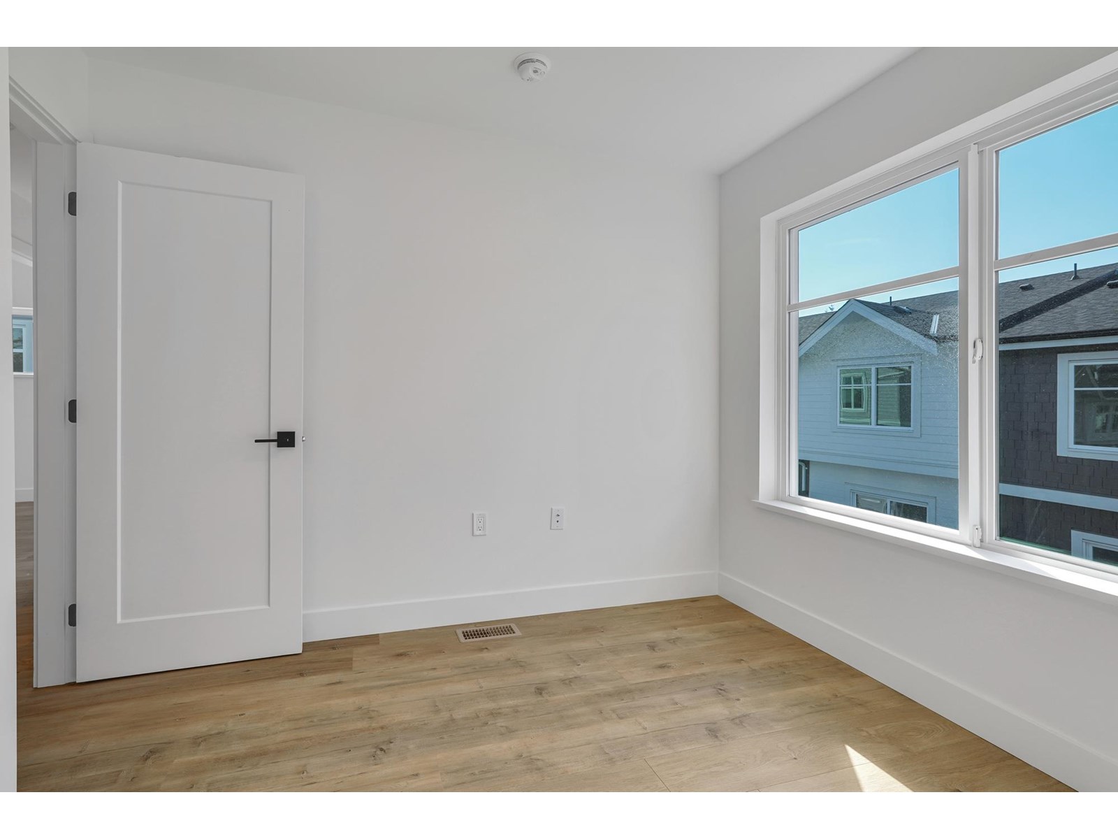 Photo 8 of 7 12770 105 Avenue, Surrey BC