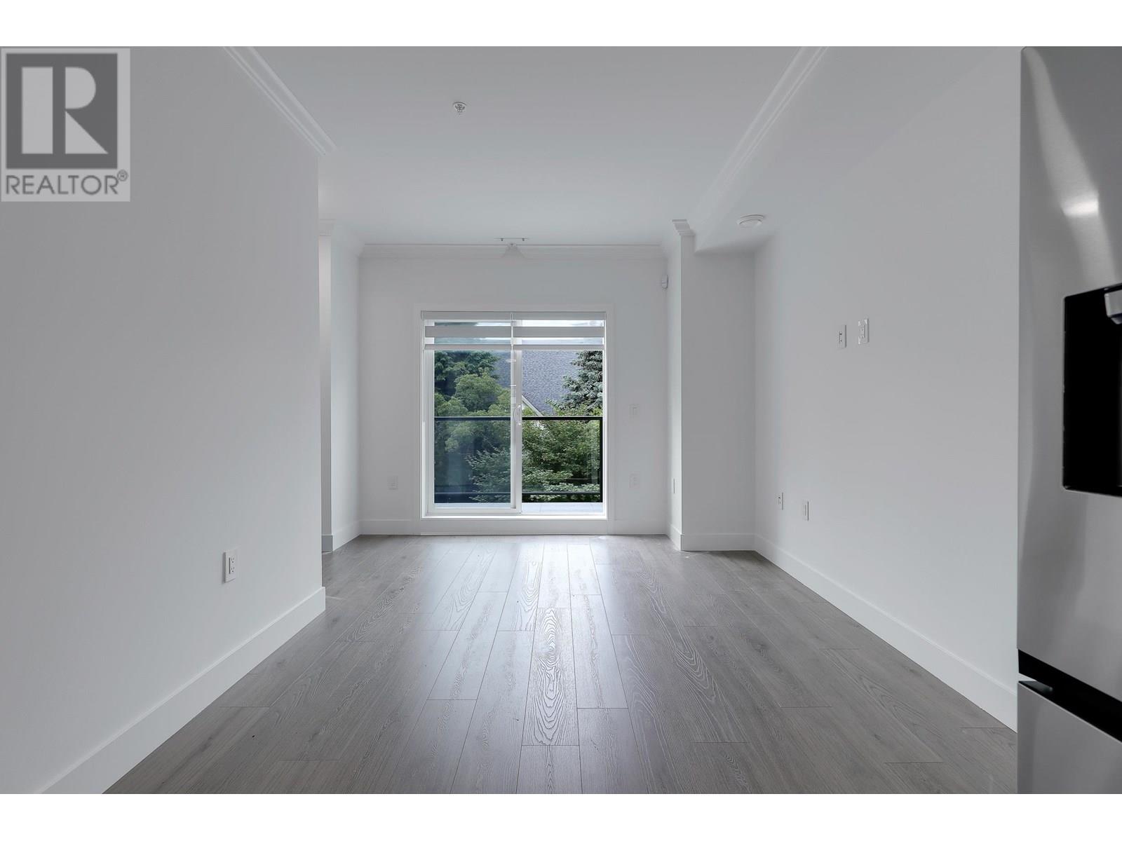 Photo 17 of 201 2122 E 32nd Avenue, Vancouver BC