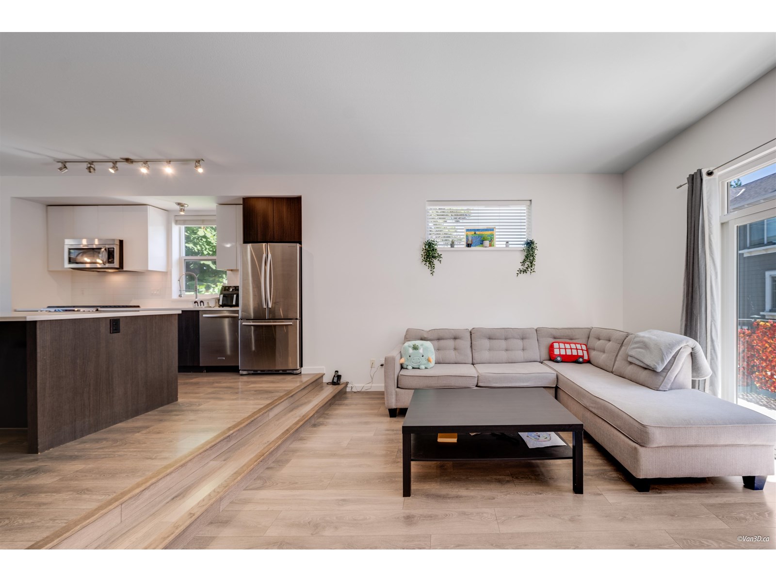 Photo 5 of 20 15128 24 Avenue, Surrey BC