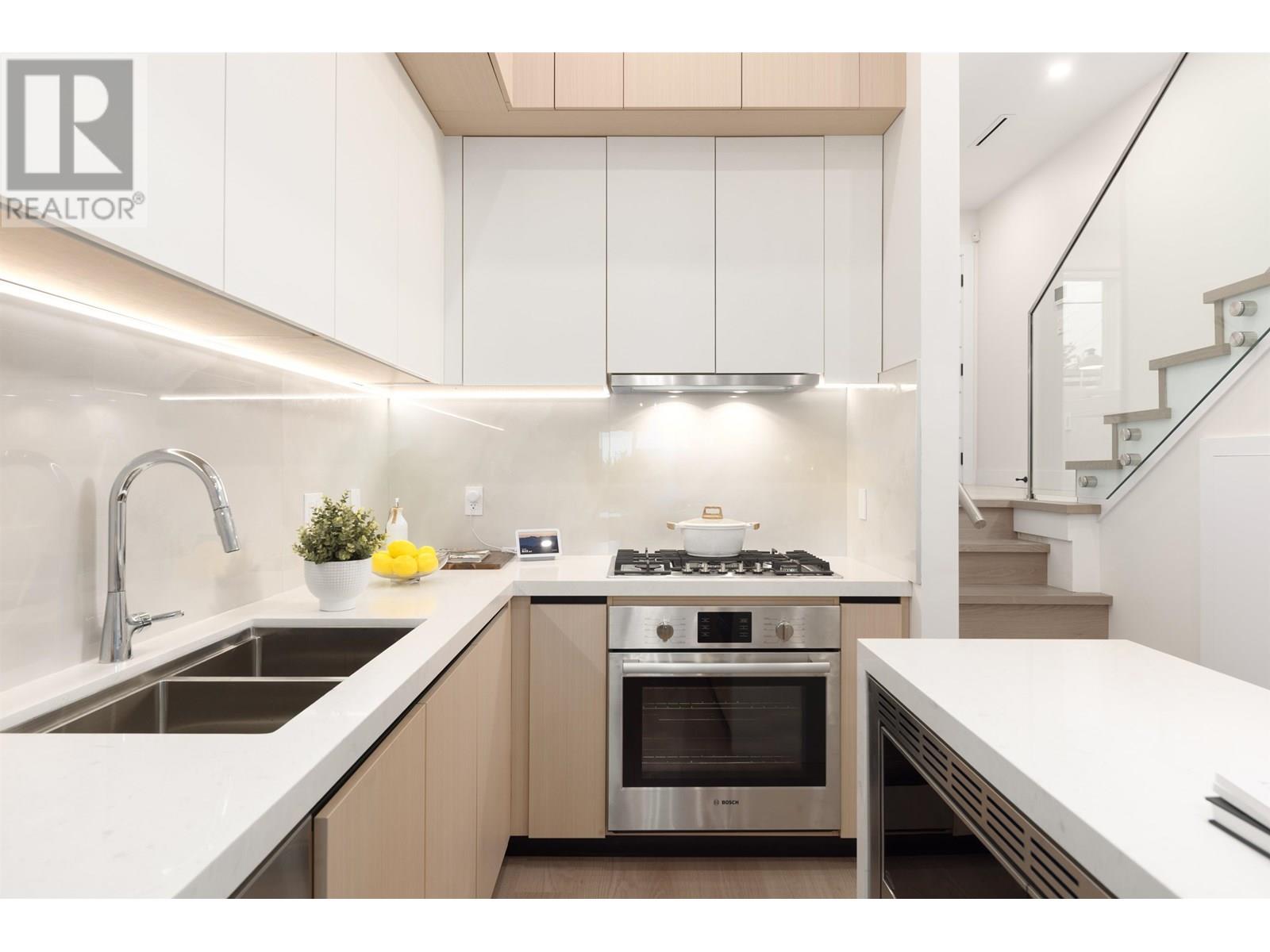 Photo 10 of 102 914 Rochester Avenue, Coquitlam BC