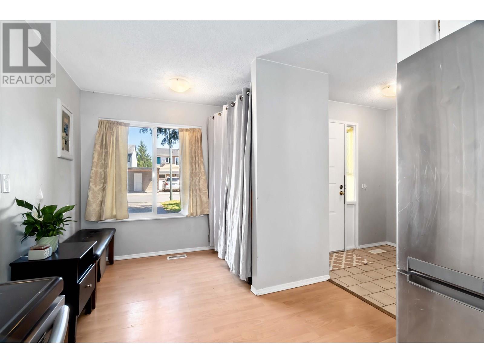 Photo 3 of 881 Pinebrook Place, Coquitlam BC