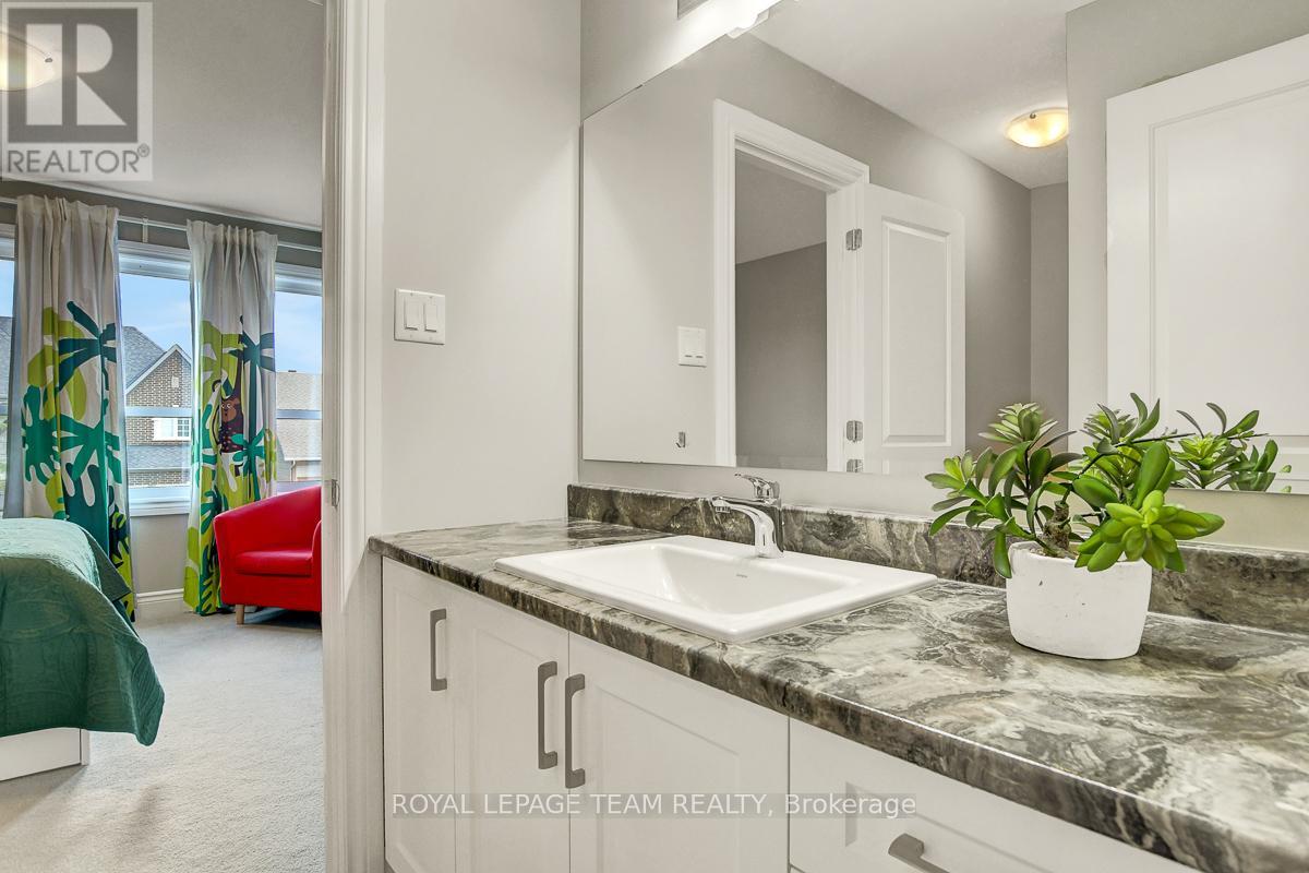 Photo 31 of 879 Percival Crescent, Ottawa ON