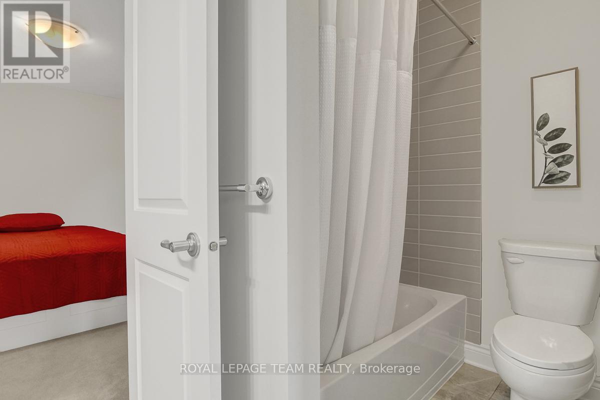 Photo 32 of 879 Percival Crescent, Ottawa ON
