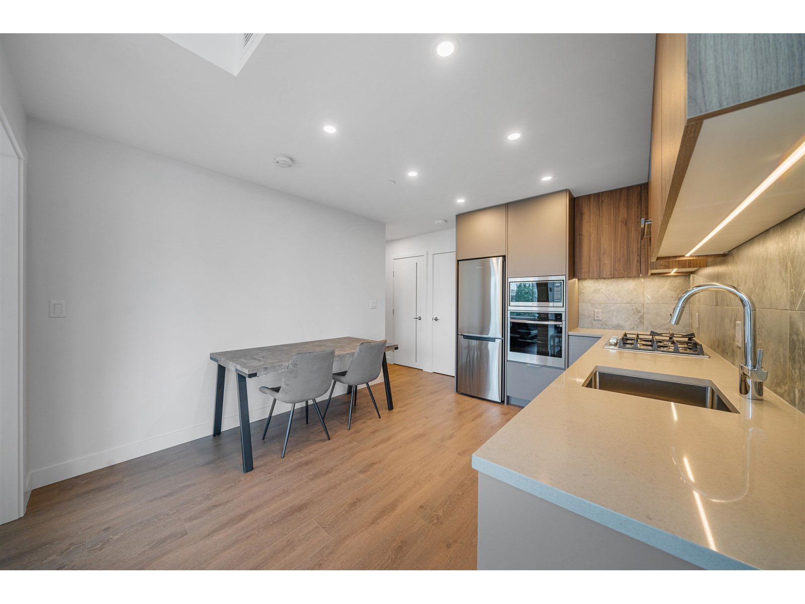 Photo 15 of 402 13359 Old Yale Road, Surrey BC