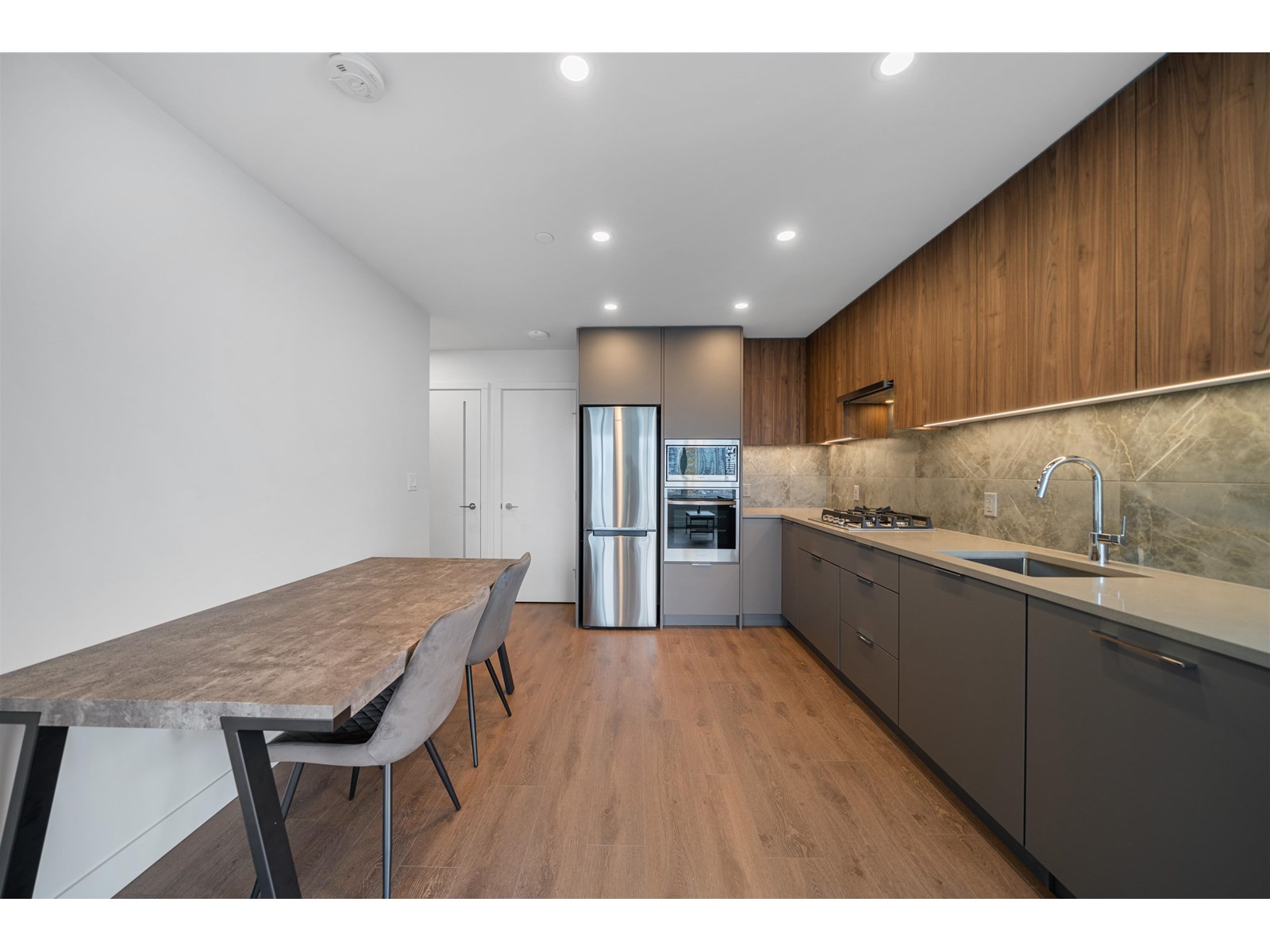 Photo 12 of 402 13359 Old Yale Road, Surrey BC