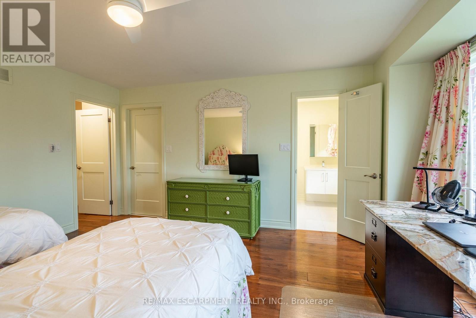 Photo 3 of 91 Edgewater Drive, Hamilton ON
