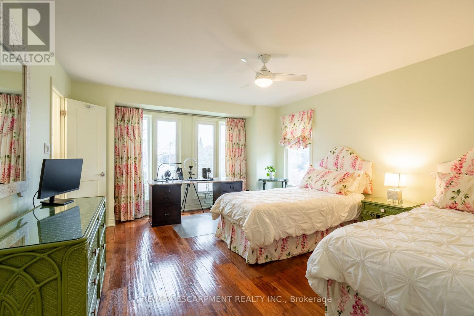 Photo 9 of 91 Edgewater Drive, Hamilton ON