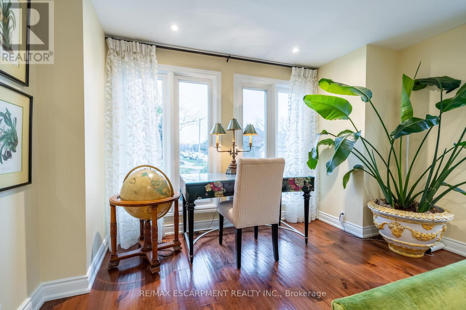 Photo 10 of 91 Edgewater Drive, Hamilton ON