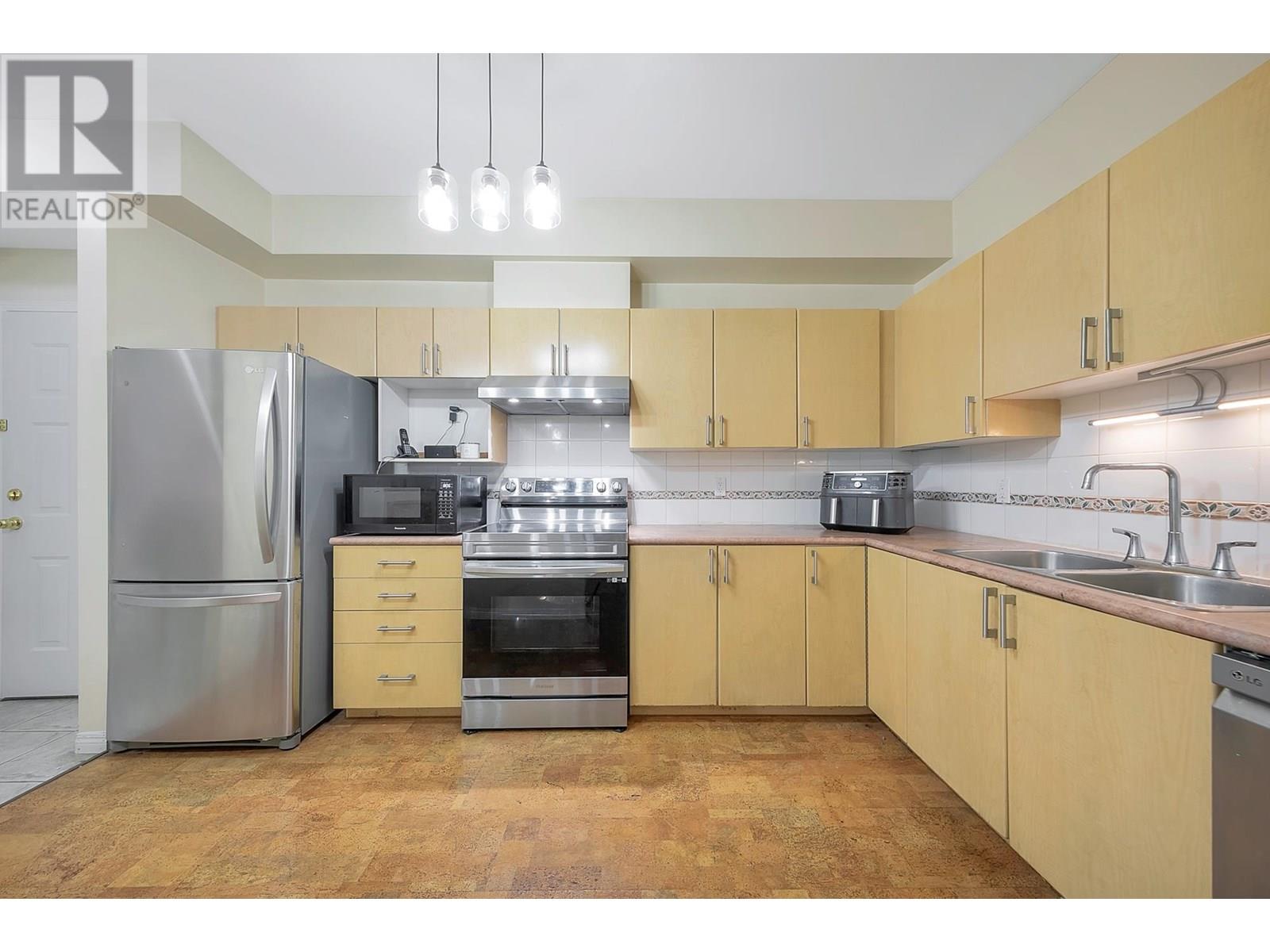 Photo 7 of 202 83 Star Crescent, New Westminster BC