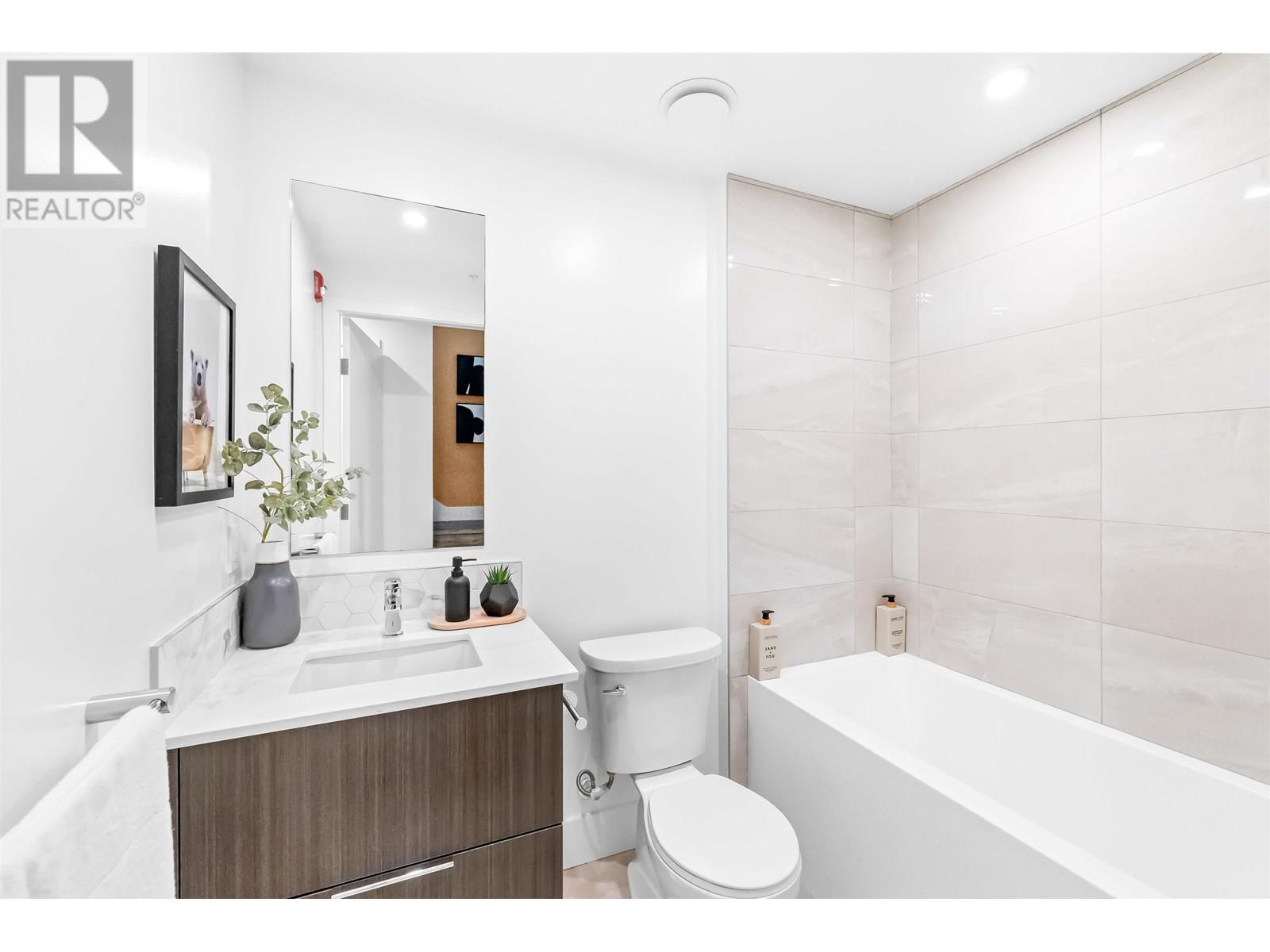 Photo 8 of 315 2250 E 1st Avenue, Vancouver BC