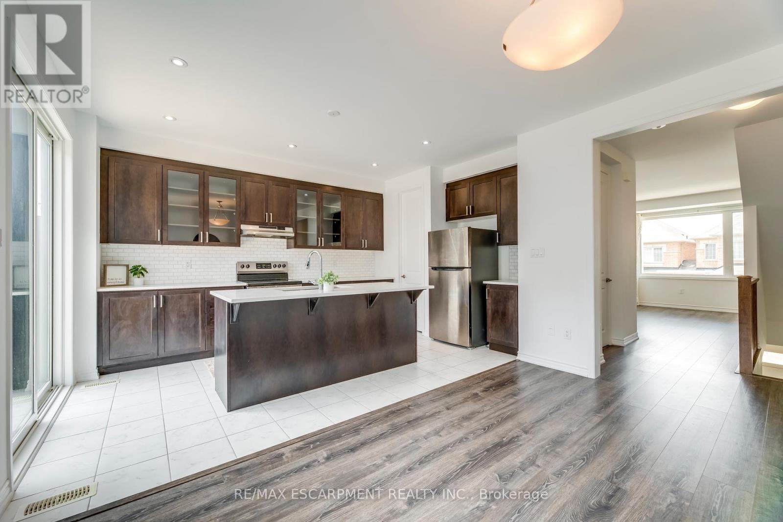 Photo 12 of 82 Huguenot Road, Oakville ON