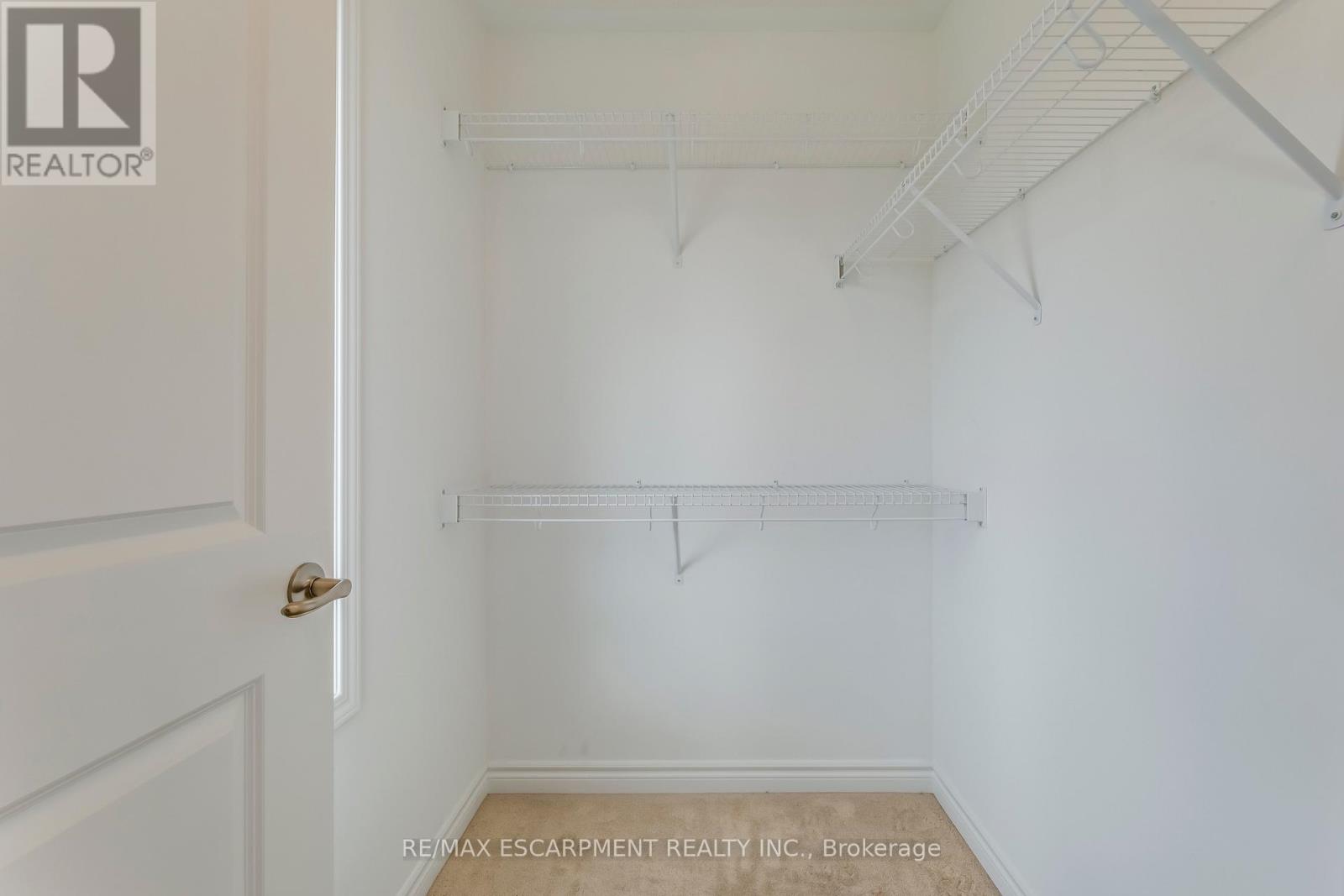 Photo 10 of 82 Huguenot Road, Oakville ON
