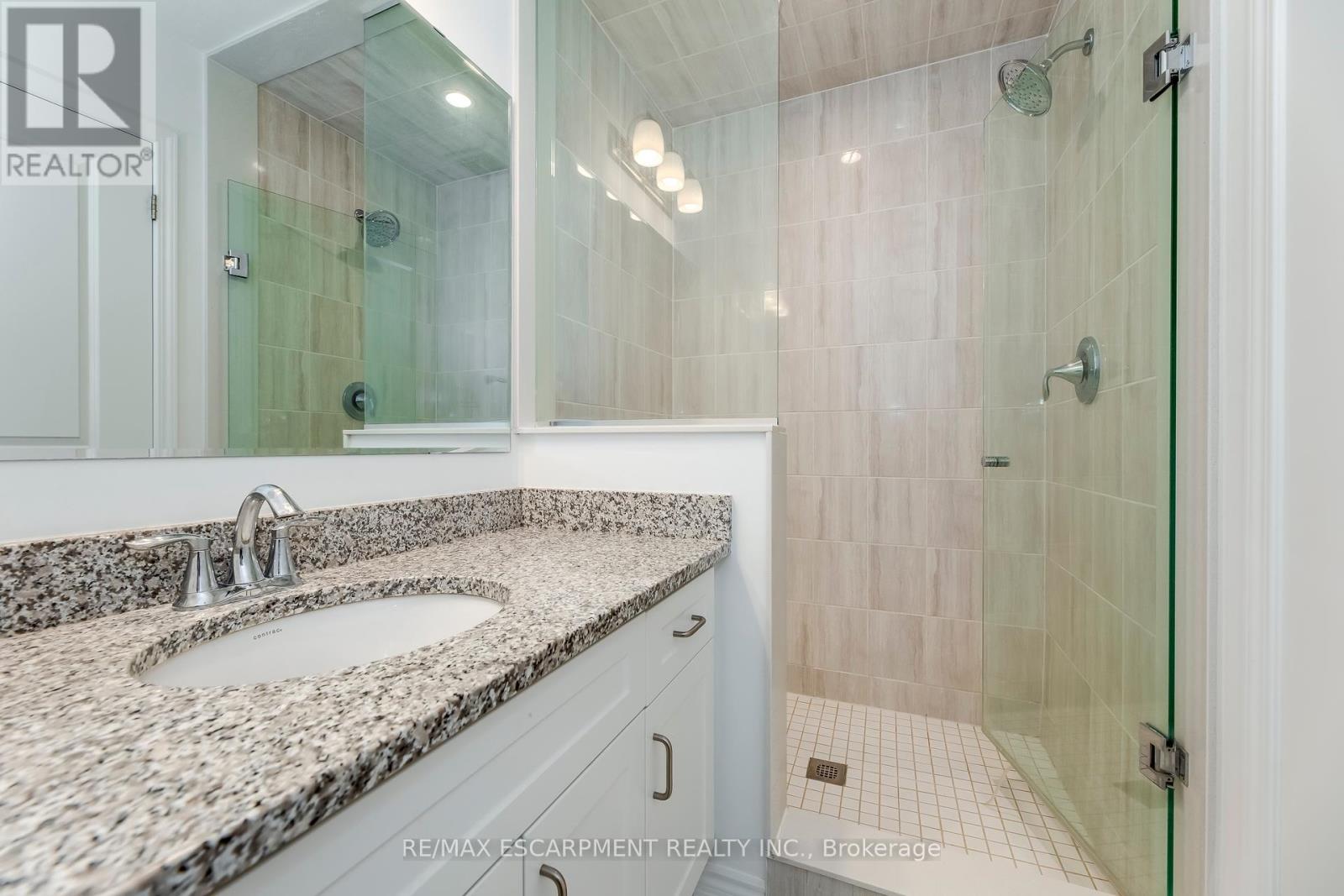 Photo 13 of 82 Huguenot Road, Oakville ON