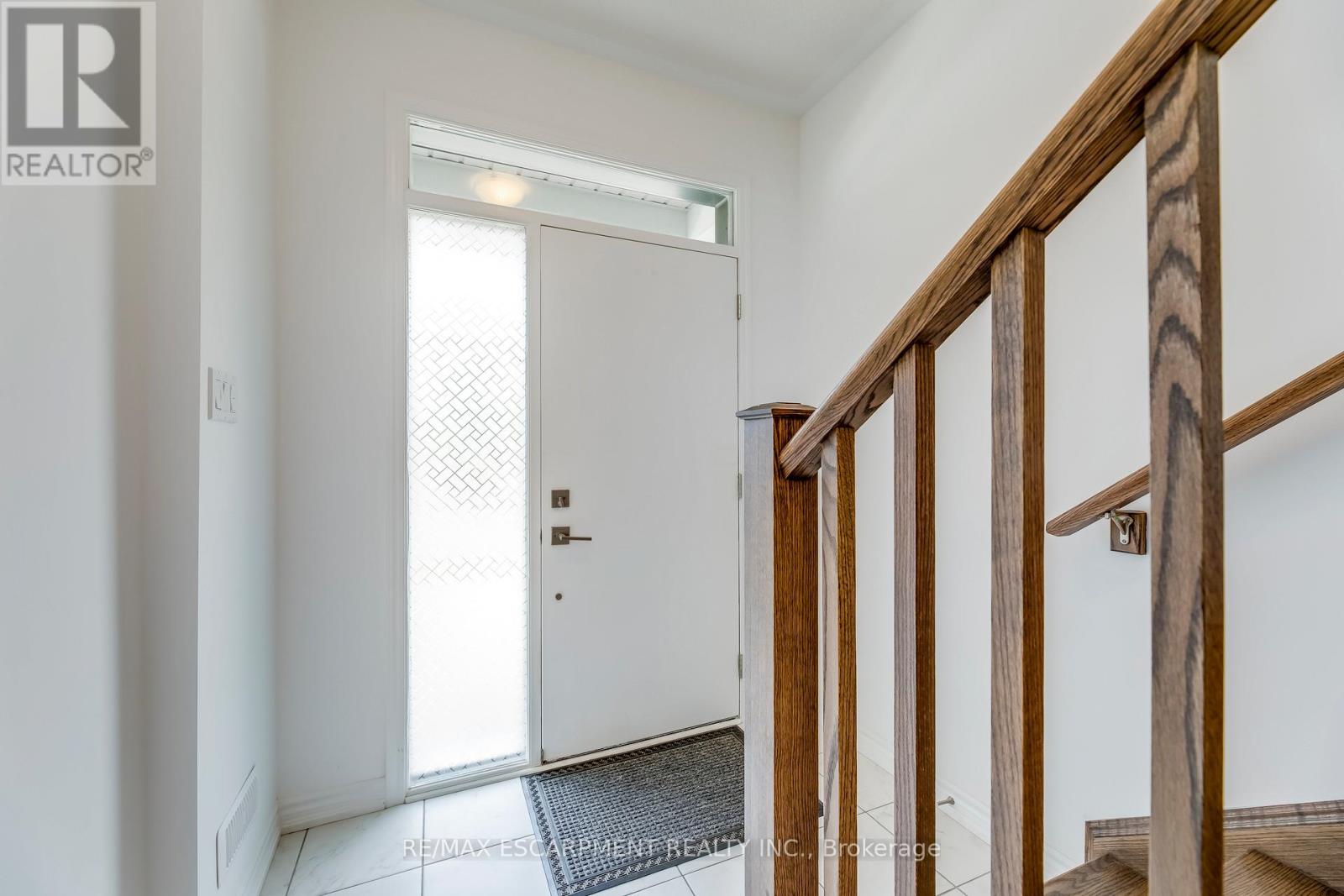 Photo 4 of 82 Huguenot Road, Oakville ON