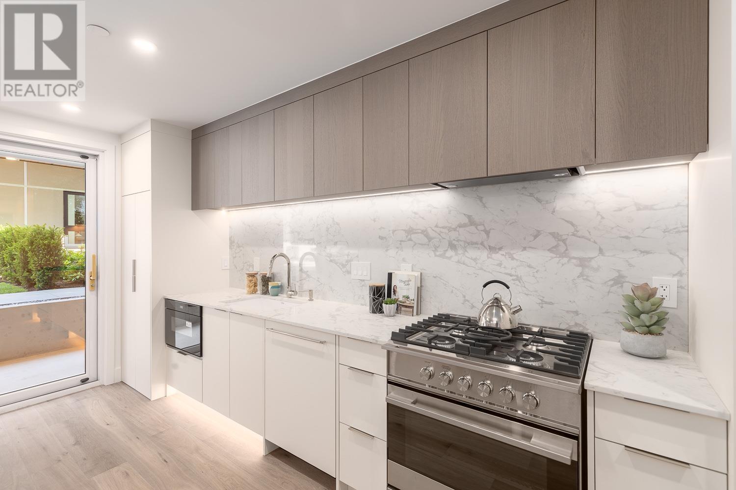 Photo 11 of 1143 W 33rd Avenue, Vancouver BC