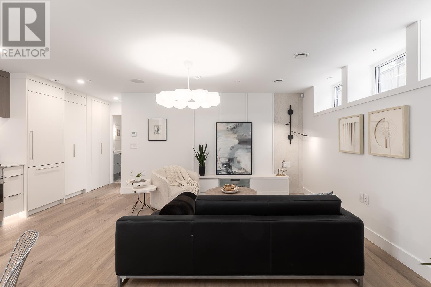 Photo 4 of 1143 W 33rd Avenue, Vancouver BC