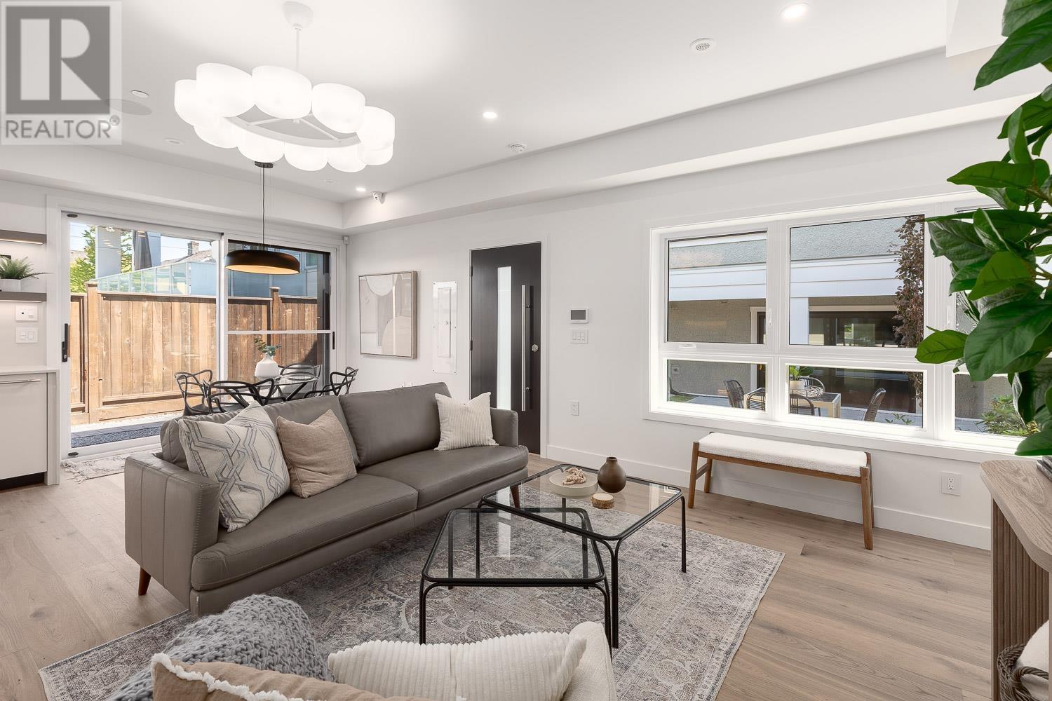Photo 3 of 1135 W 33rd Avenue, Vancouver BC