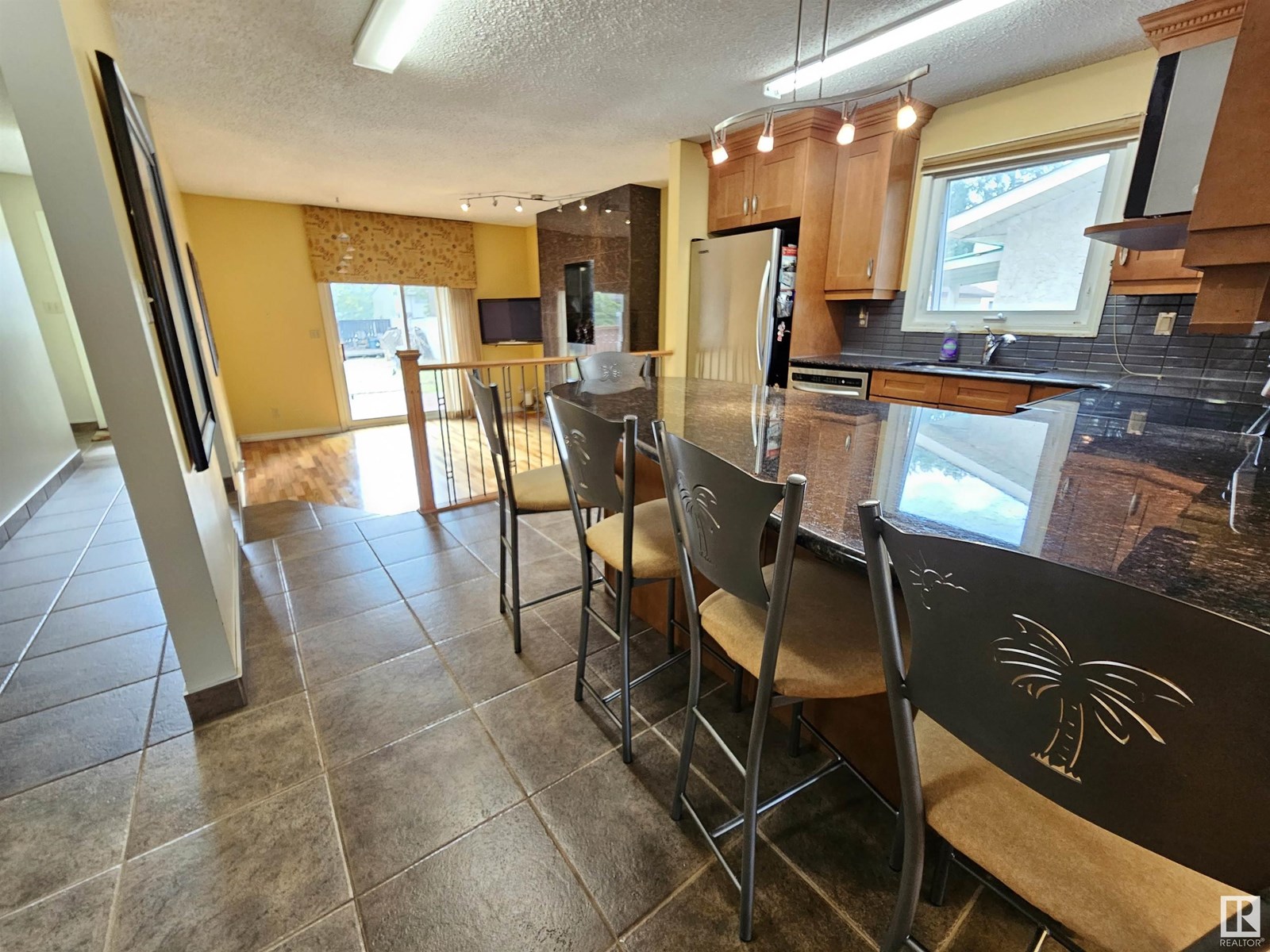 Photo 9 of 14812 56 St Nw, Edmonton AB
