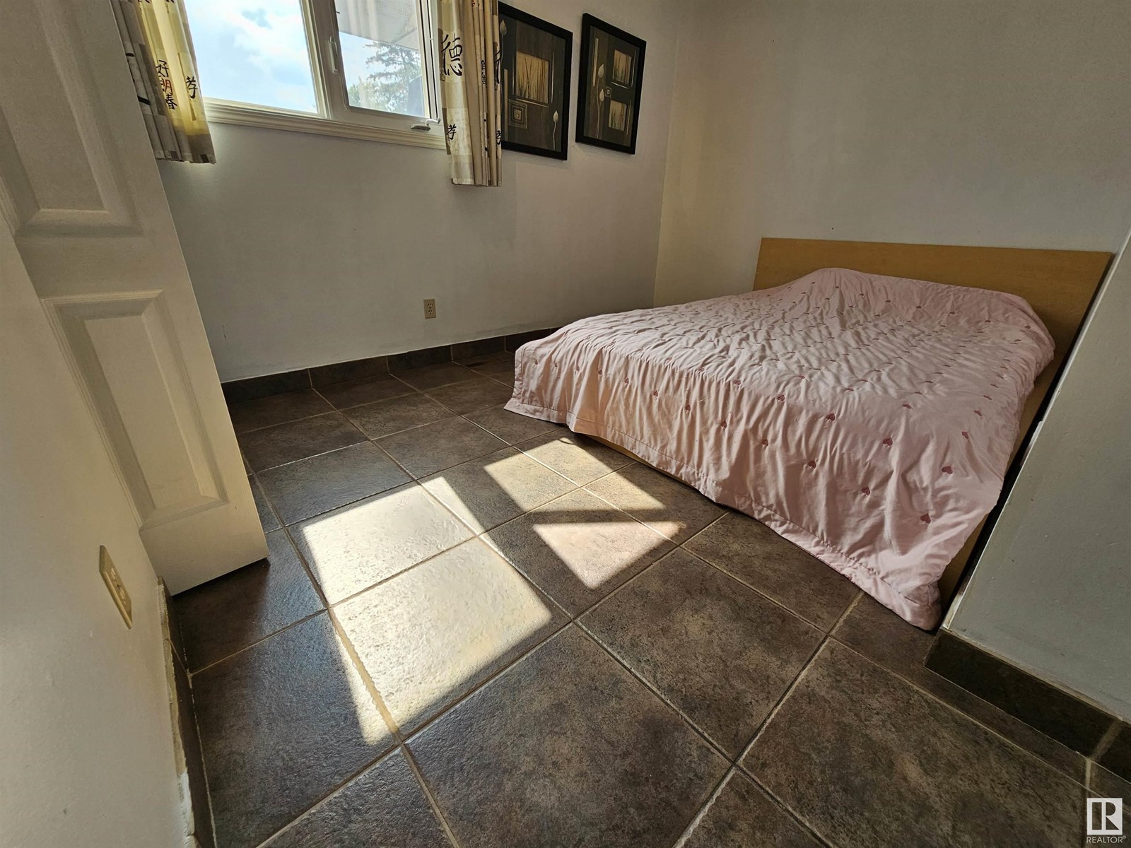 Photo 15 of 14812 56 St Nw, Edmonton AB