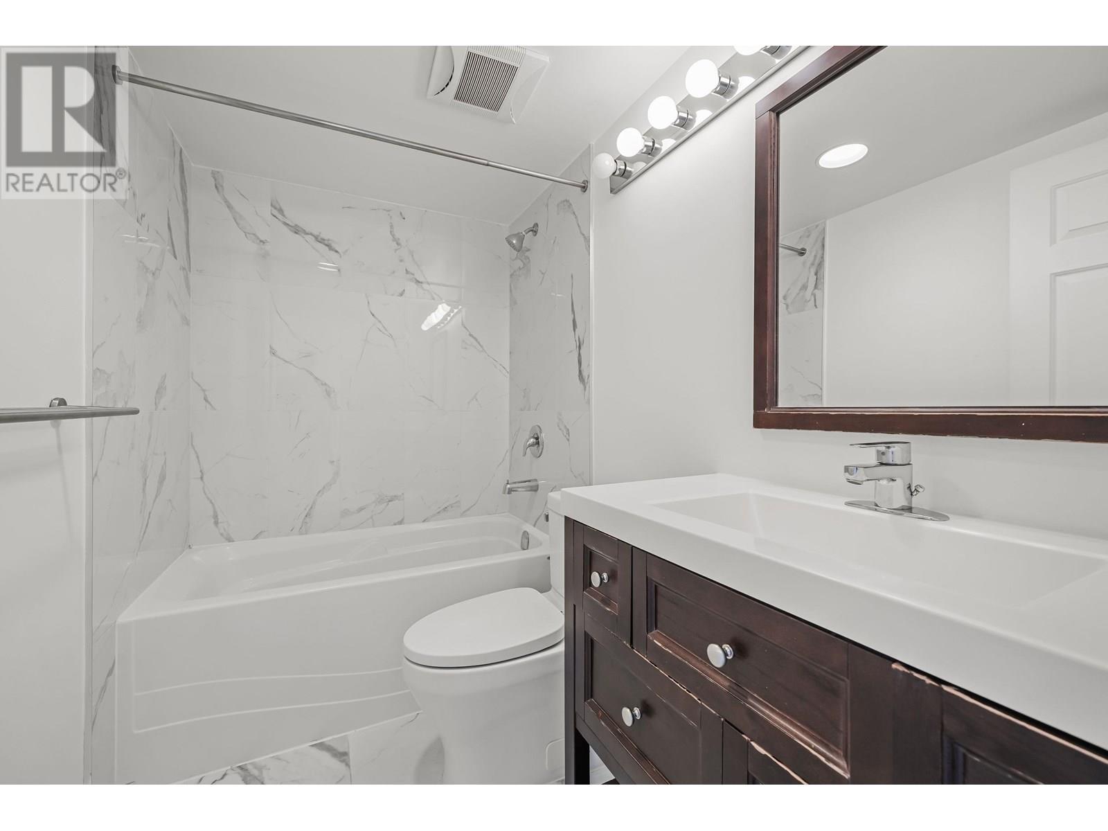 Photo 13 of 2305 9603 Manchester Drive, Burnaby BC