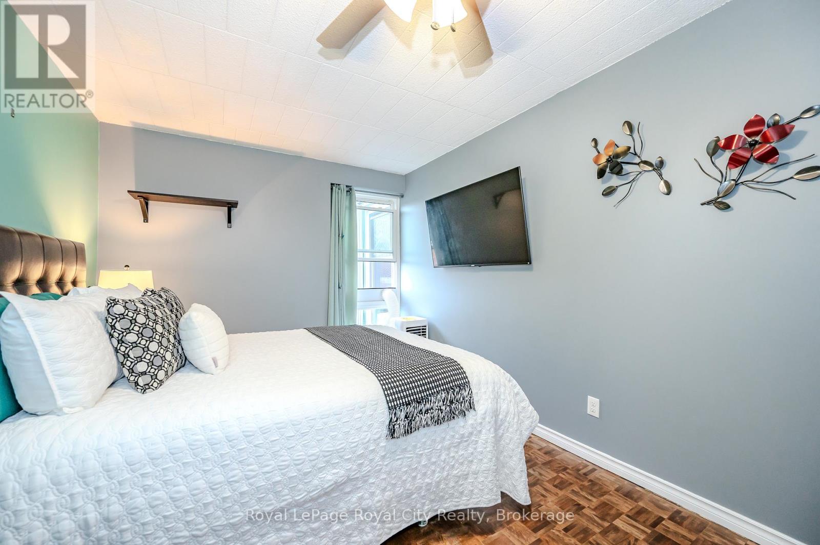 Photo 3 of 511 105 Conroy Crescent, Guelph ON
