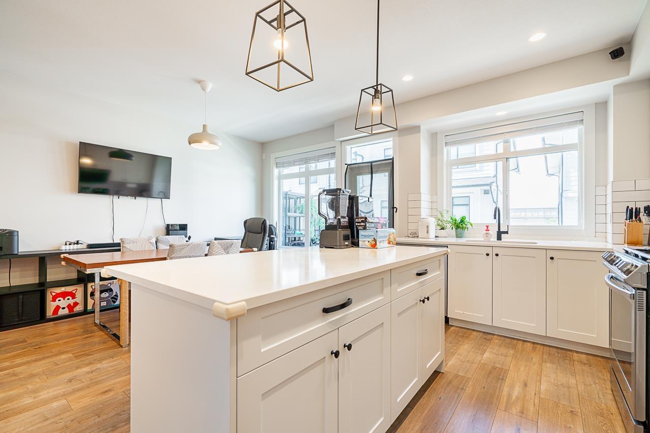 Photo 7 of 28 17557 100 Avenue, Surrey BC