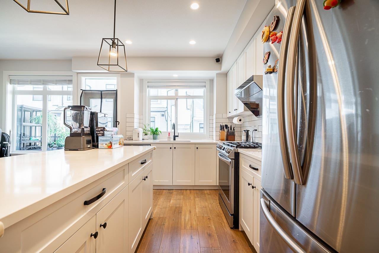 Photo 6 of 28 17557 100 Avenue, Surrey BC