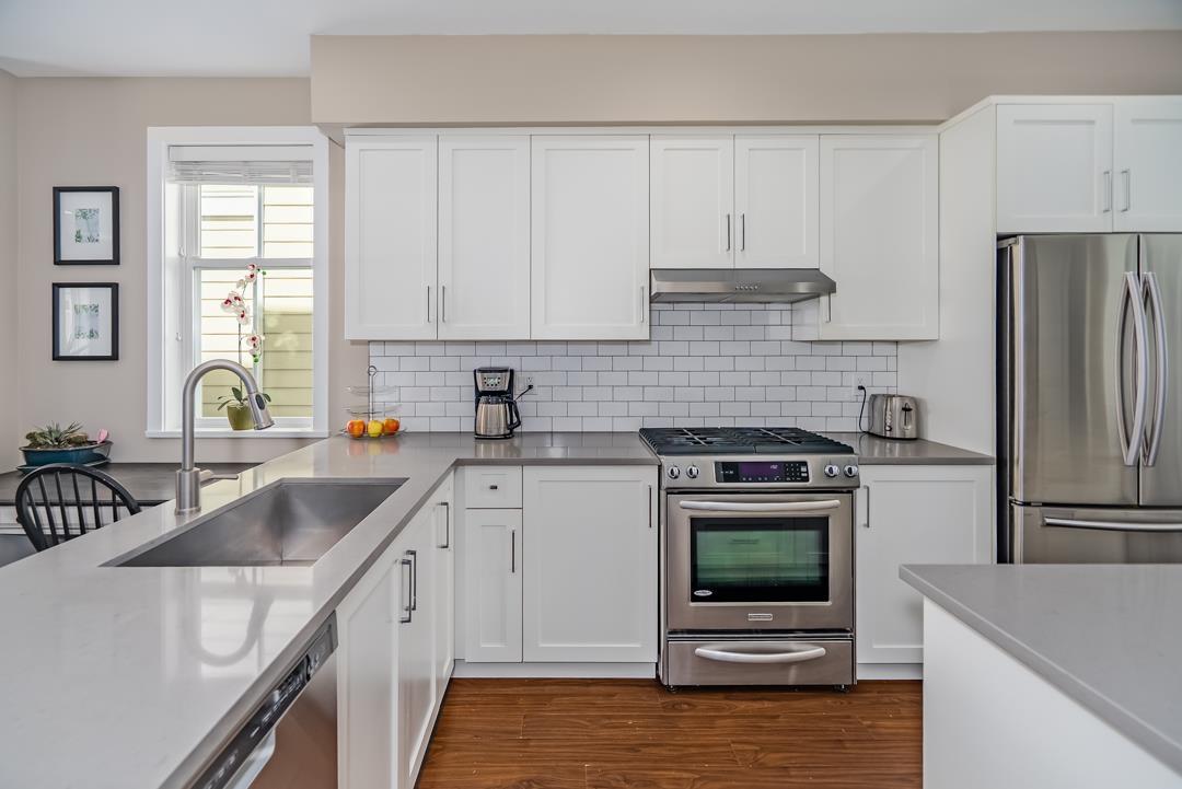 Photo 2 of 5 15588 32 Avenue, Surrey BC