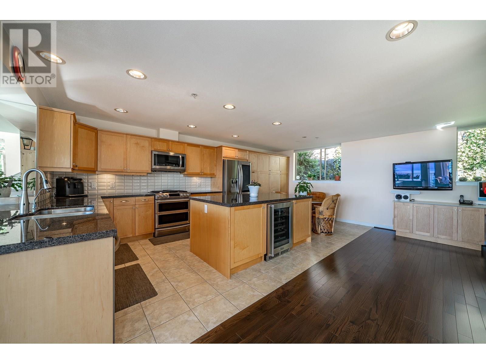 8664 SEASCAPE DRIVE, West Vancouver