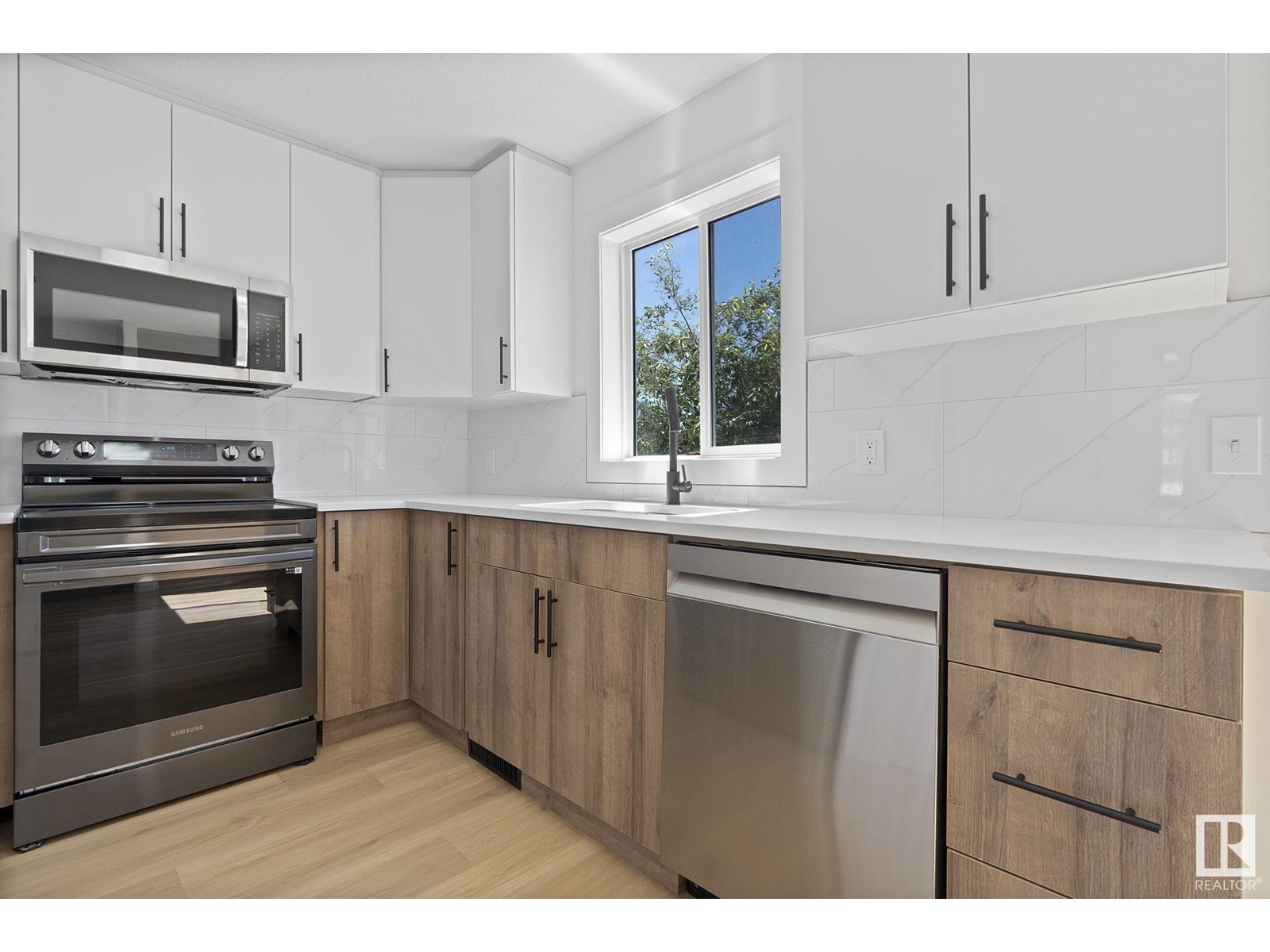 Photo 16 of 8351 160 Av Nw, Edmonton AB