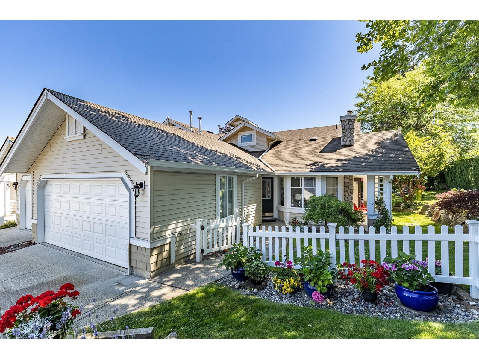 Photo 1 of 27 6488 168 Street, Surrey BC