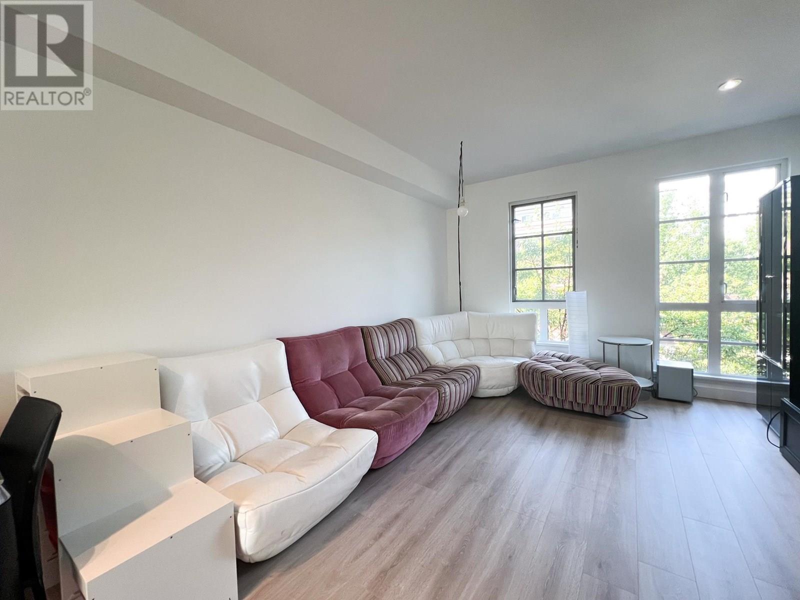 105 548 FOSTER AVENUE, Coquitlam