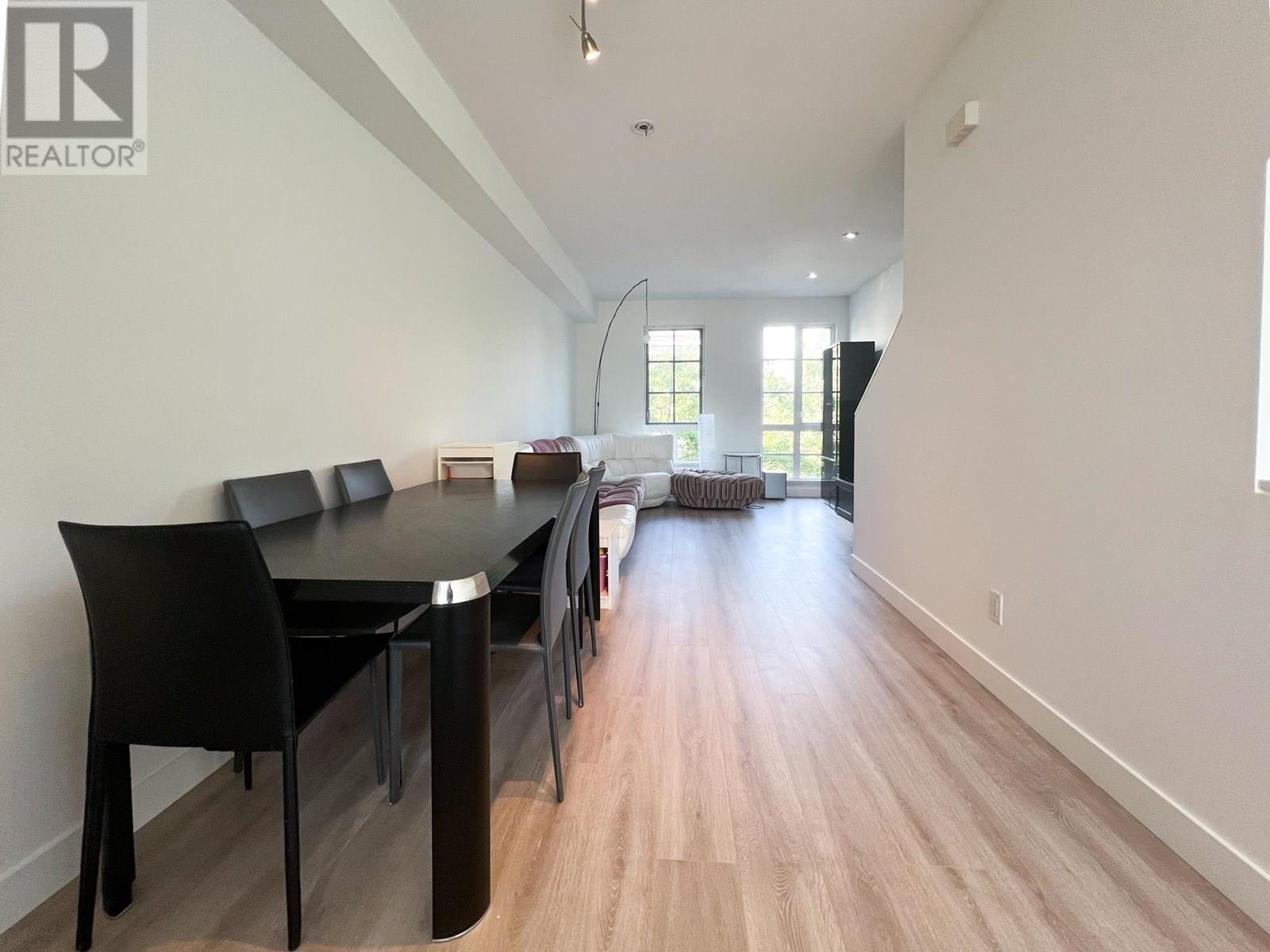 105 548 FOSTER AVENUE, Coquitlam
