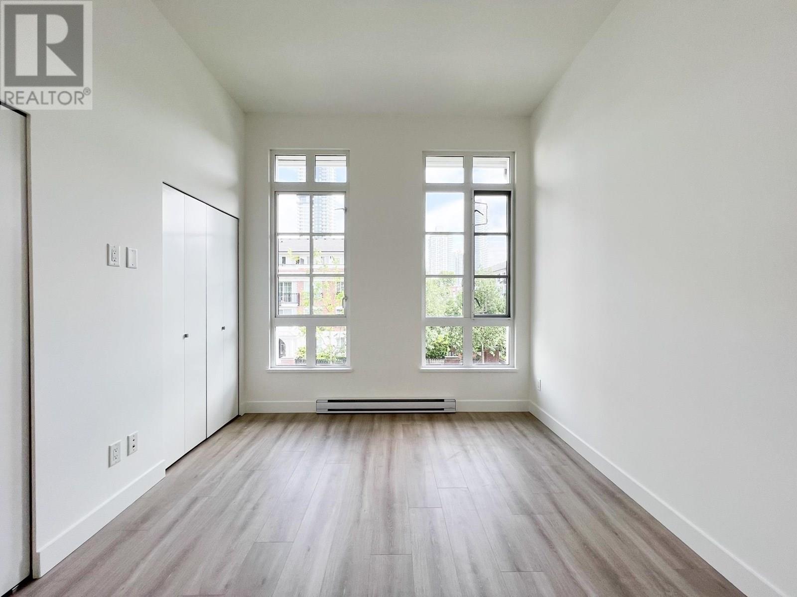 105 548 FOSTER AVENUE, Coquitlam