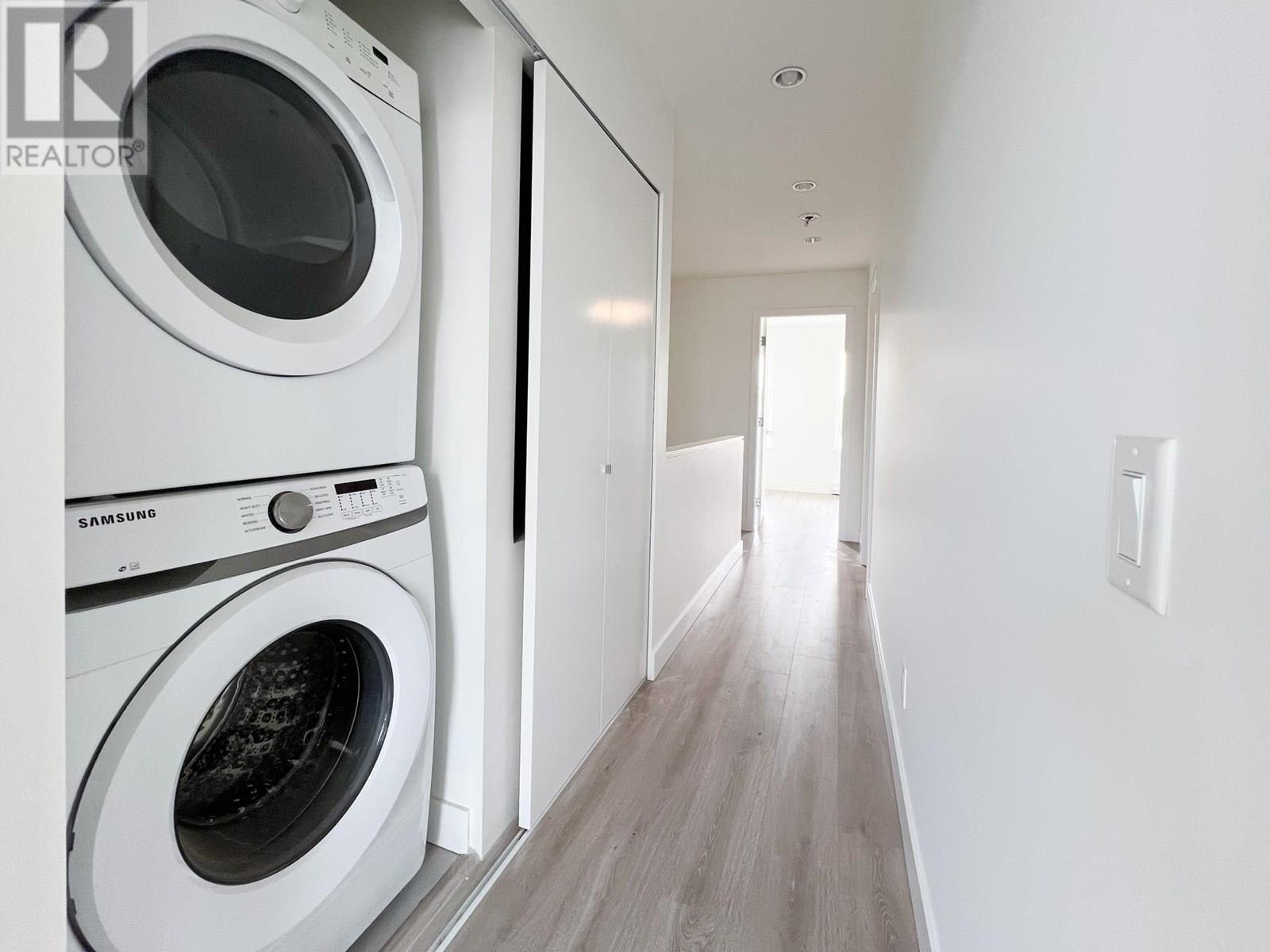 105 548 FOSTER AVENUE, Coquitlam