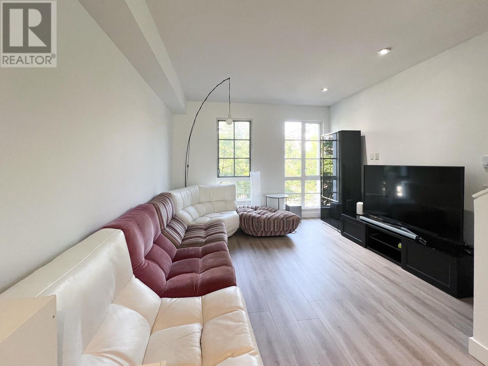 105 548 FOSTER AVENUE, Coquitlam
