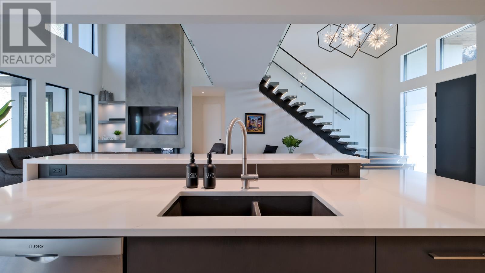  740 Pinehaven Court, Kelowna