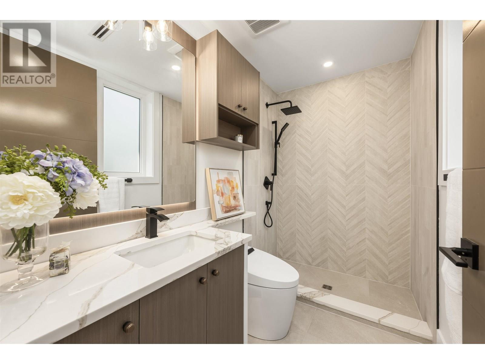 1 847 E 10TH AVENUE, Vancouver