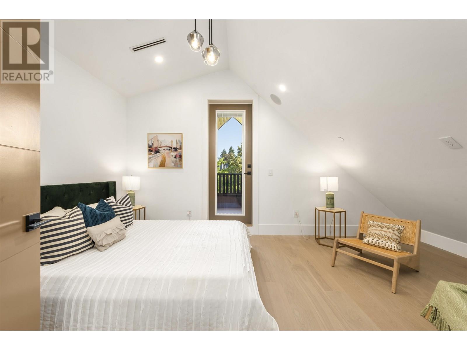 1 847 E 10TH AVENUE, Vancouver