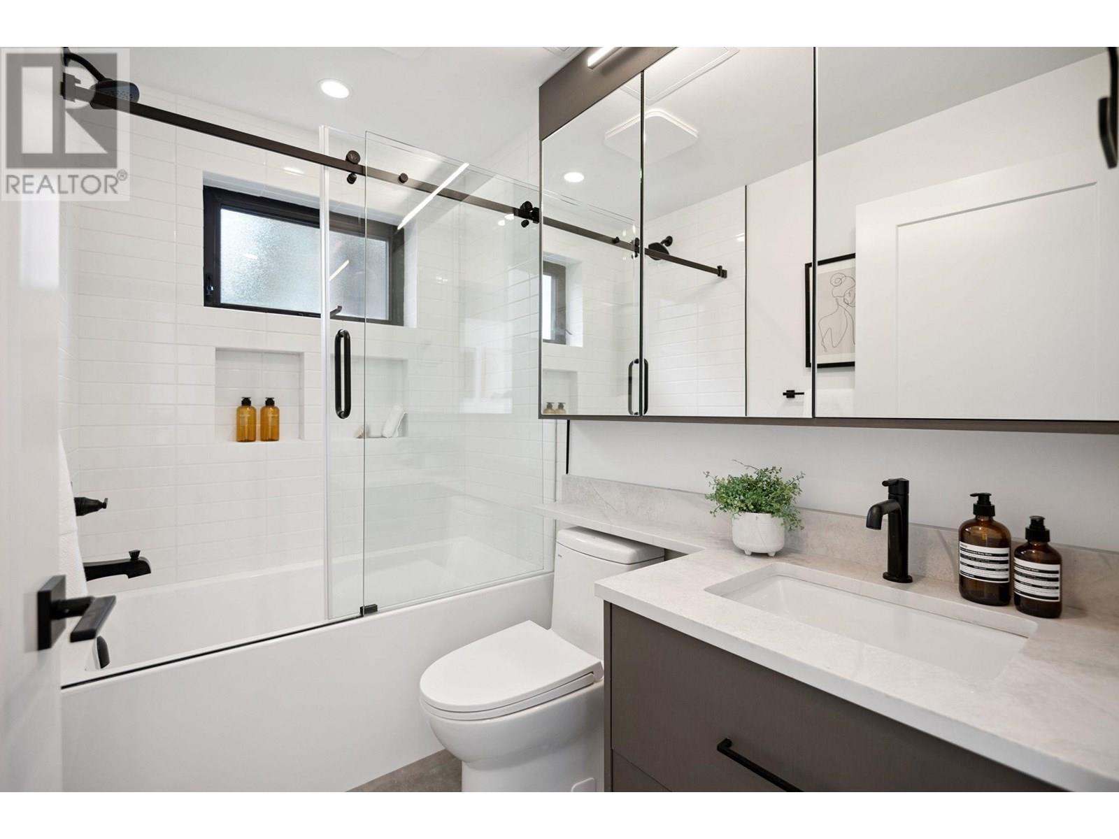 Photo 9 of 2 1079 E 14th Avenue, Vancouver BC